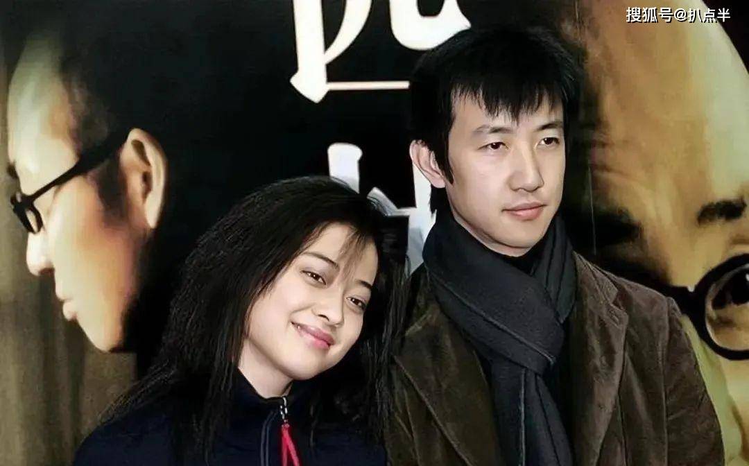 鄢颇和妻子秀恩爱:曾娶梅婷,情断李小冉,他为何总能拿下美女?