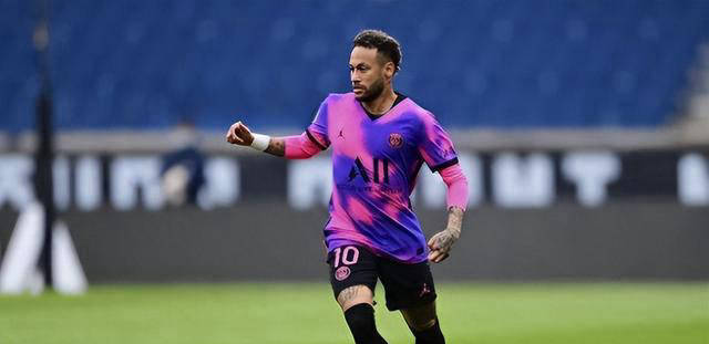 内马尔称只有三人技术能超越自己,对c罗提出质疑_梅西