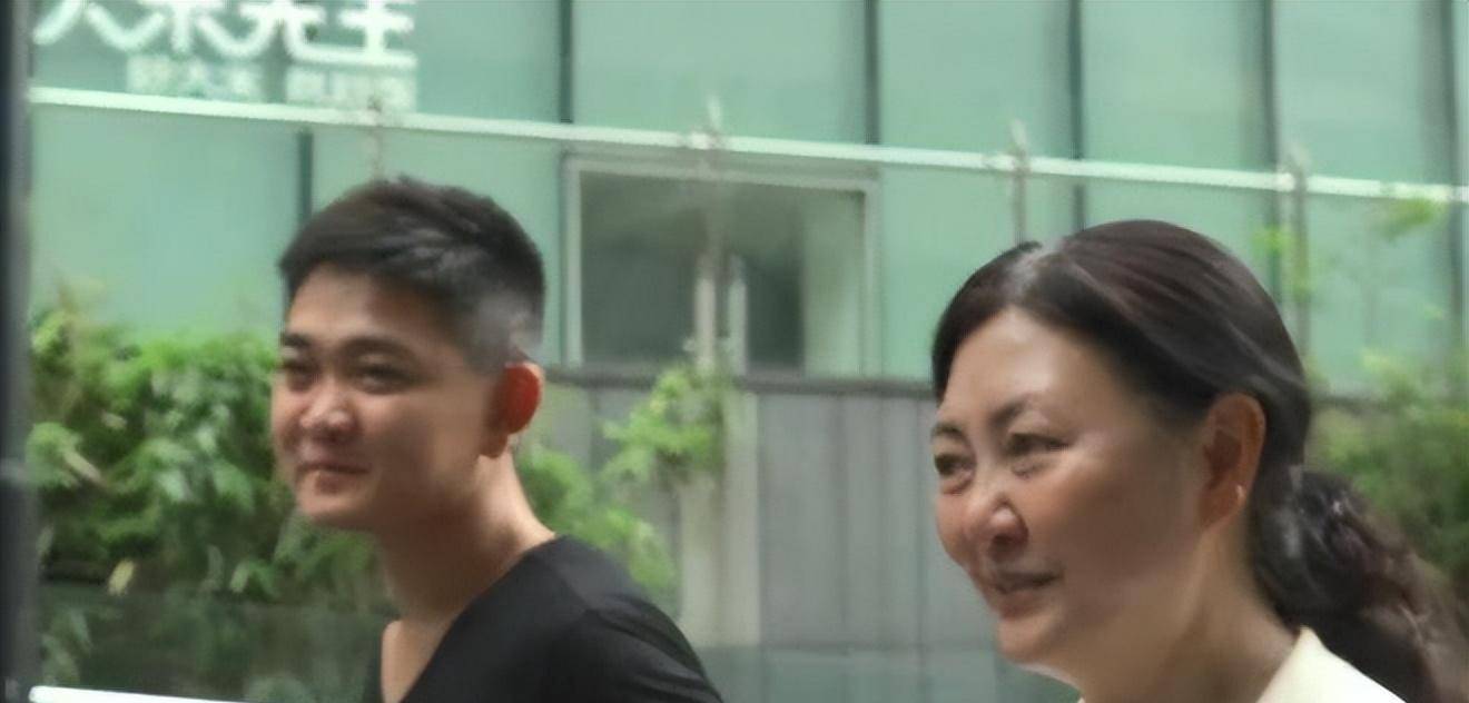 92年重庆保姆偷走雇主儿子,26年后归还,生母:养废了才还给我