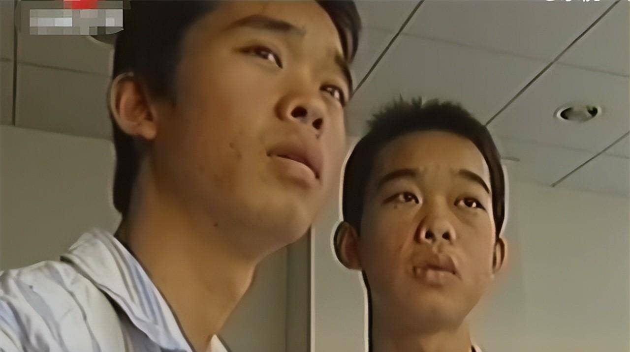 病房里望着两张纸团的孩子是对双胞胎兄弟,两个孩子均患上了尿毒症