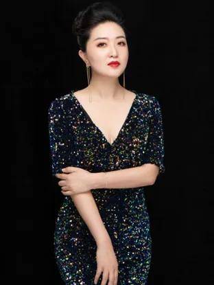 姜雯竹青年女高音歌唱家,声乐教育名师.毕业于中央民族大学声乐专业.