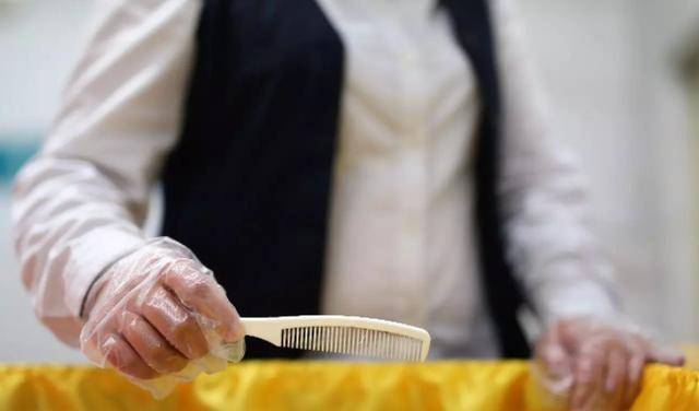 高薪苦差入殓师:用心送逝者,却难获尊重,被问工作只能说民政部