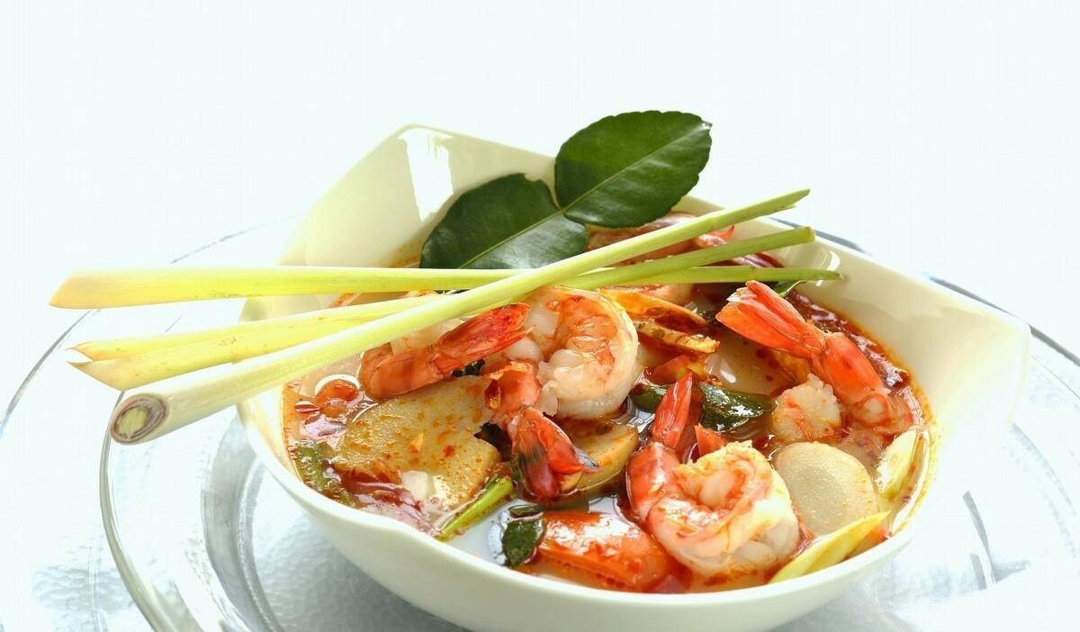 泰式酸辣虾汤也被称为冬阴功.