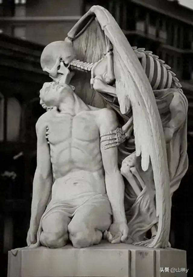 html大理石雕刻死亡之吻,一个带着翅膀的骷髅正在吻一个年轻人的脸颊