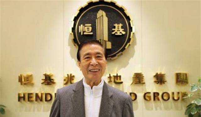 之后在李兆基可以独掌大权后,其父便将顺德的两家店铺全部交由他管理