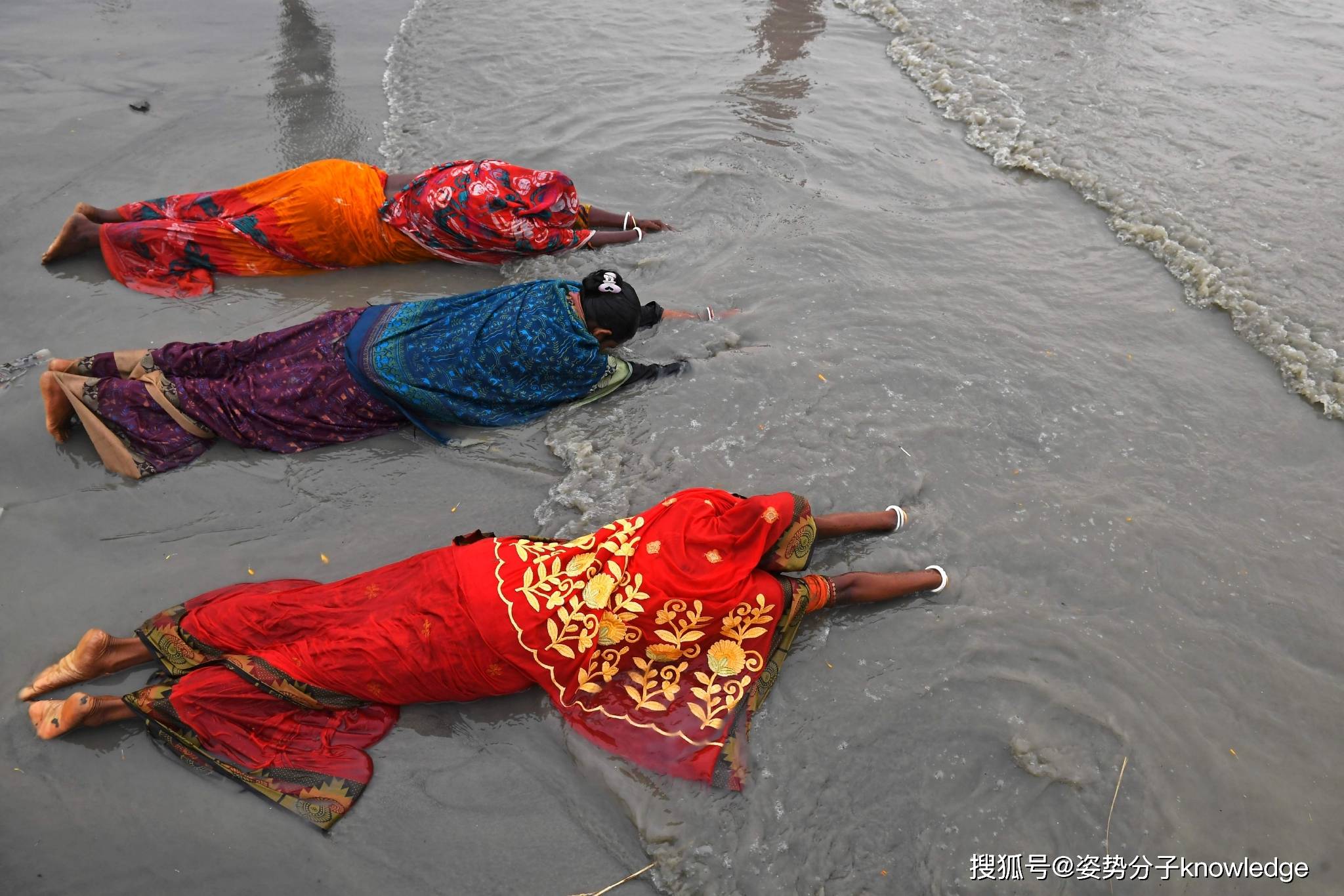 印度人跳进恒河避暑,大肠杆菌超标500倍,为啥这么脏?