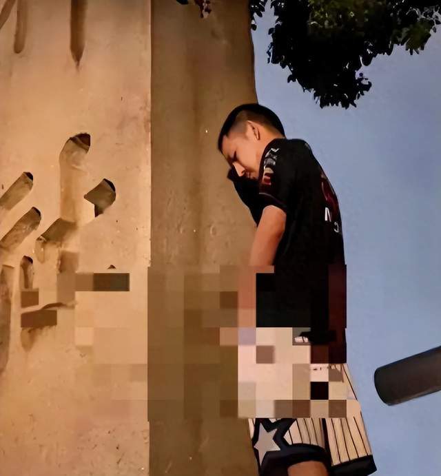 据媒体报道,6月1日,日本方面发现"靖国神社"门口的石柱上,被人用红漆
