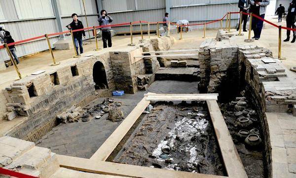 出土的隋炀帝十三环蹀躞带图:萧皇后残留的部分遗骸图:萧皇后墓穴全貌