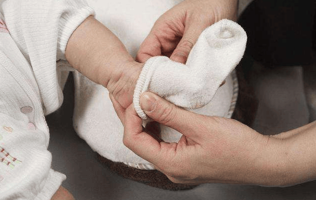 宝宝为什么总爱“脱袜子”？对于这三个原因，宝妈们应该心知肚明_妈妈_能力_活动。
