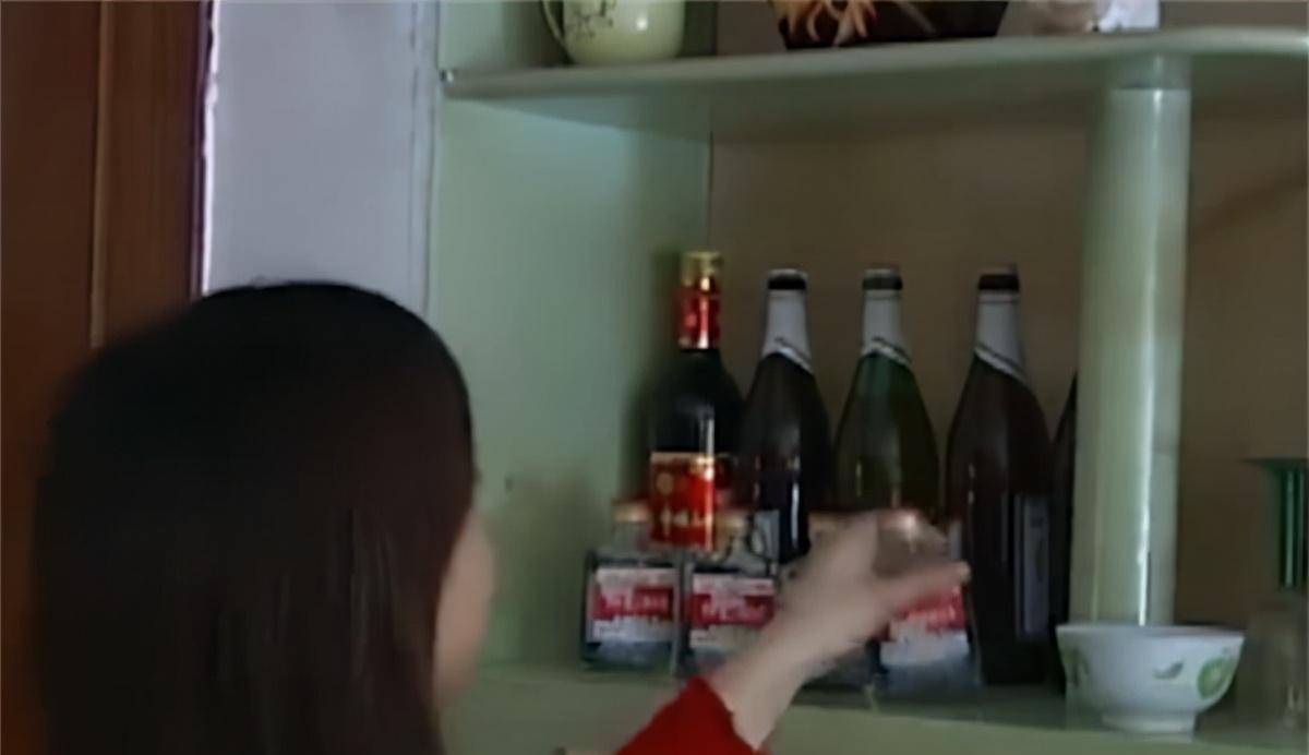 刘静就从自家的摆满酒的柜子中拿出了一瓶二锅头倒在了碗中一饮而尽