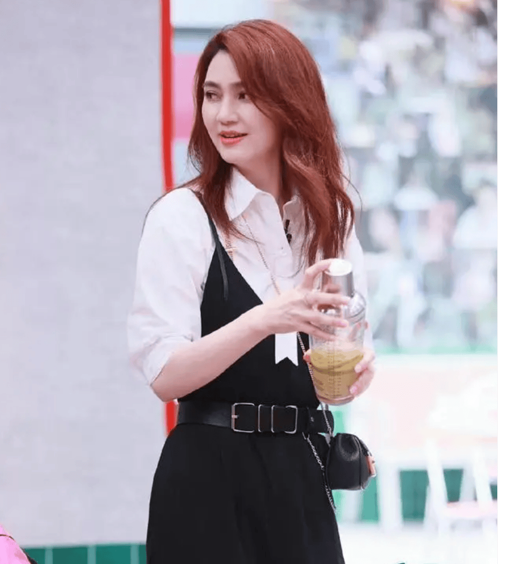 黑色系的运用巧妙显瘦,展现出大方得体的气质.