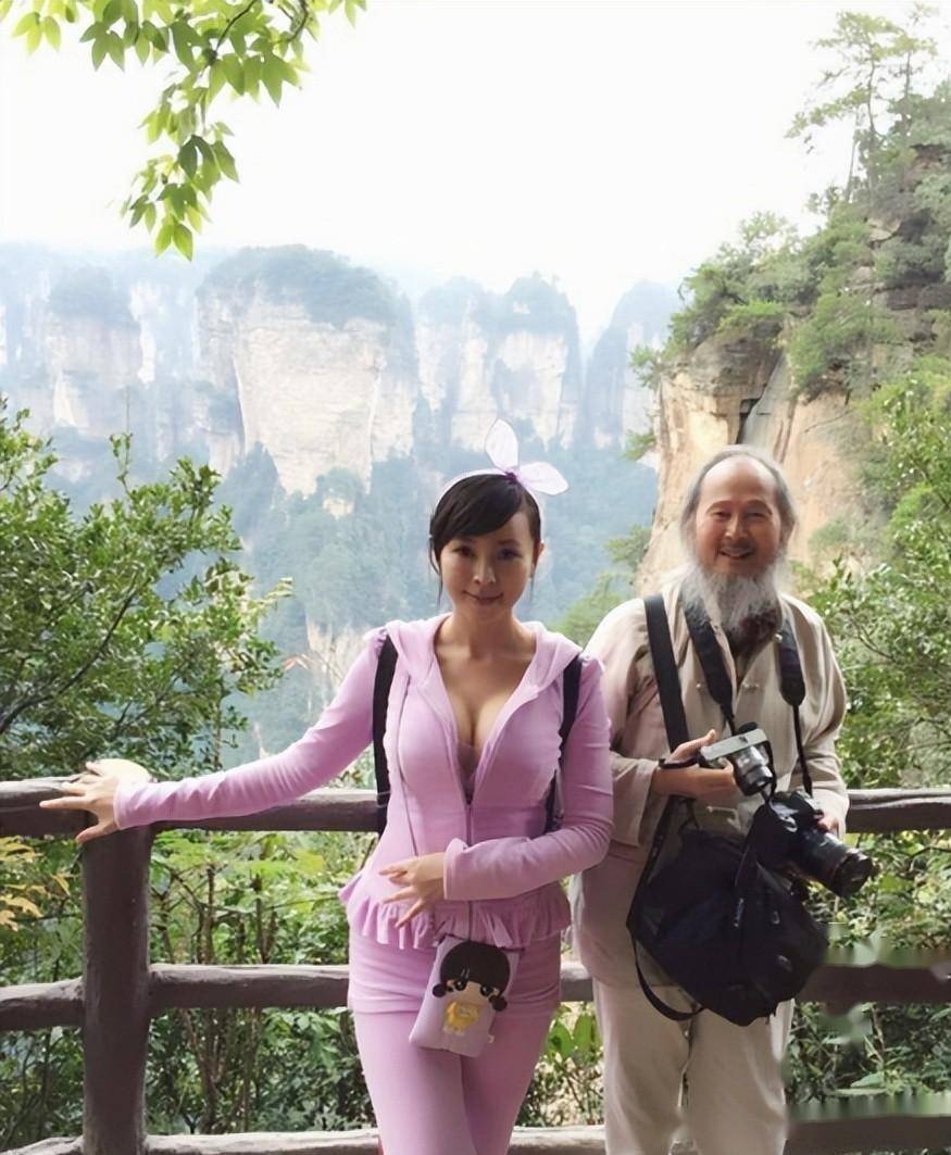 画家李壮平为女儿裸体绘画,6年百幅画作,获奖无数却争议不断