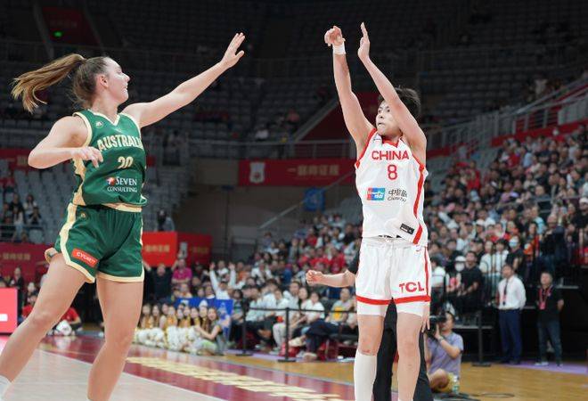 姚明观战!中国女篮逆转澳大利亚获首胜 杨舒予23 6三分爆发