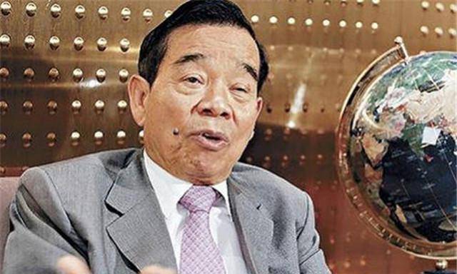 郑裕彤:娶指腹为婚的妻子,穷小子开启逆袭人生,去世李嘉诚扶灵_周大福