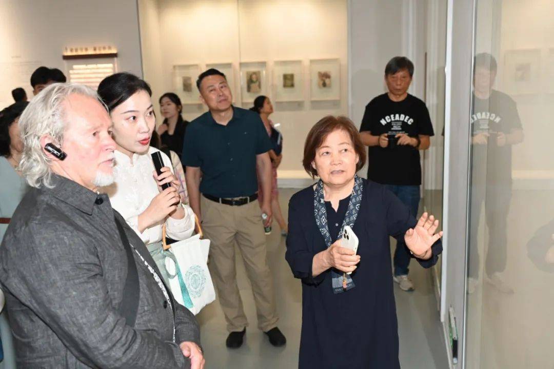 欧盟艺术家们又参观了雀金绣非遗传承人王丽敏"梵羽御13"雀金绣文化