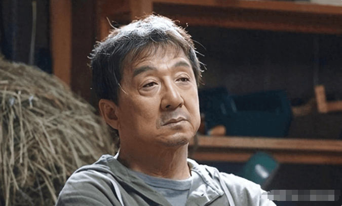 白发,眼神无光,成龙惊现断崖式衰老,直言此生愧对女儿