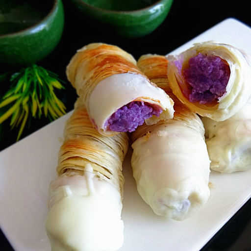 巧克力紫薯酥角,外皮酥脆内馅香甜,很香很好吃,一口下去几种味道