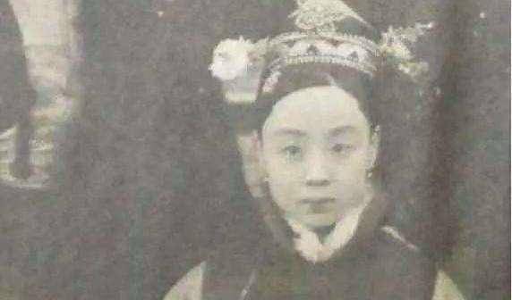 光绪的生母是叶赫那拉·婉贞,慈禧太后的亲妹妹.