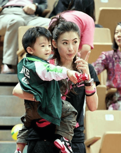 谢振轩七字评价谢贤,谢贤当场洒泪,谢霆锋疯狂指责张柏芝没教育好孩子