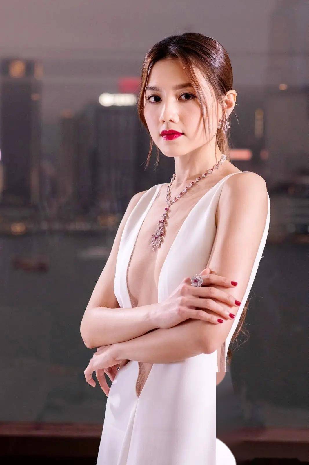 周秀娜的魅力写真来袭,丰满与魅力交织,看一眼就让人感叹:这谁还能