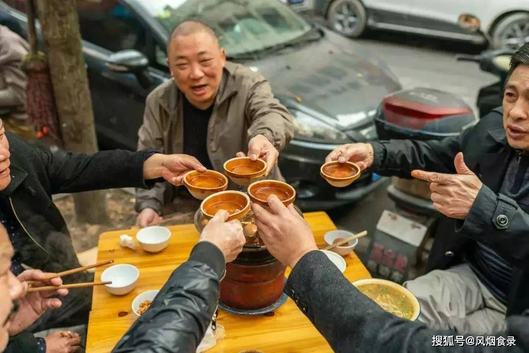 武汉的早酒文化是一道独特的风景线,虽然不如热干面那样普遍,但确实