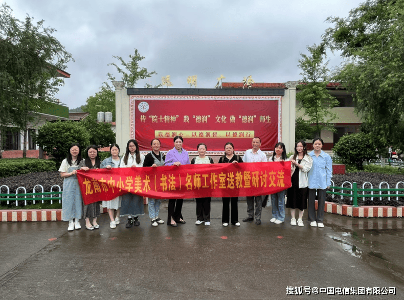活动中,来自市中小学美术(书法)名师工作室的唐以乐老师和赖娟琴老师