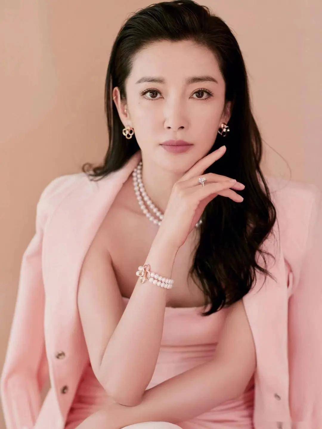 才华与美貌李冰冰写真51岁女神的性感与才华饱满迷人的展现