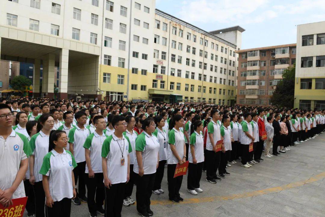 忻州师范学院附属外国语中学举行2024届高三学子在校最后一次升国旗