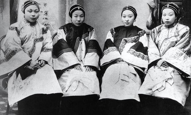 赵春桂的父亲认为张作霖仪表堂堂,将来必有一番大作为,干脆就把女儿