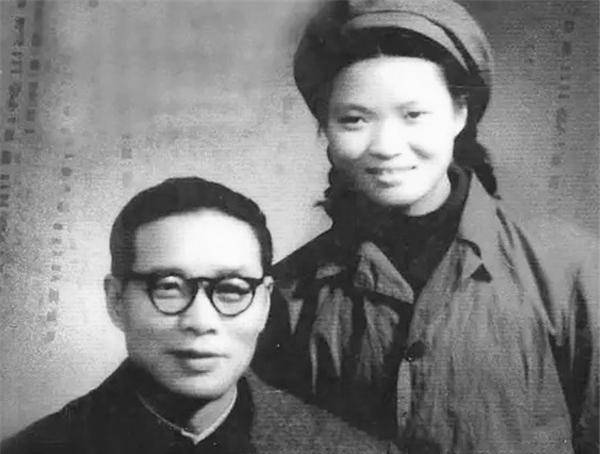 再婚恩爱16载,晚年他却执意去找前妻,妻子得知苦笑:我知他隐痛