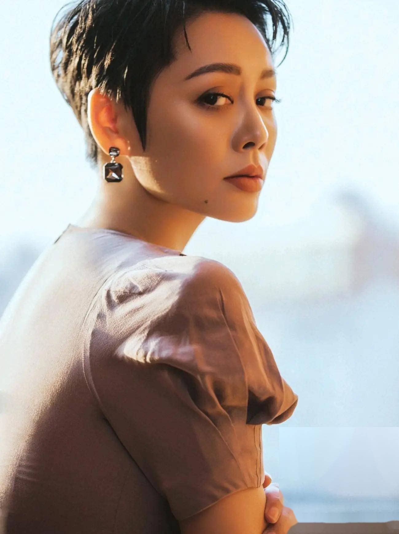 宁静打破年龄限制,51岁丰满写真来袭,美貌与智慧并肩,你被征服了吗?