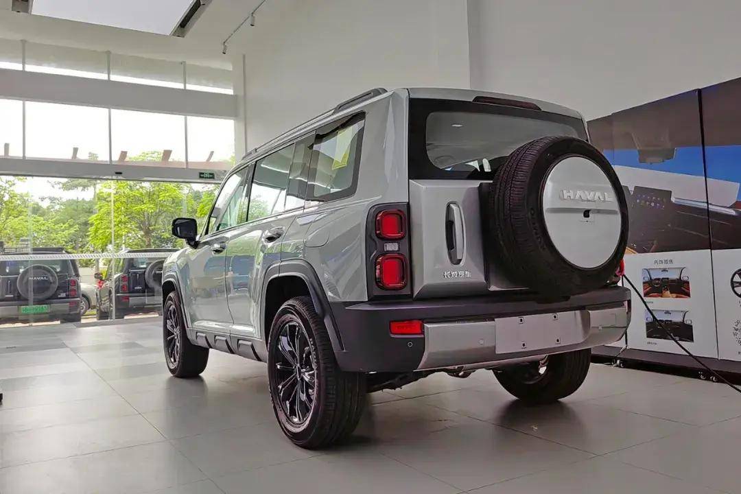 此外专业的越野玩家也可以选装尺寸265/60 r18的轮胎,拓展了at胎的