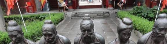 岳飞的墓前原本跪着5个人,如今却只剩下4个人,是谁不用跪了?