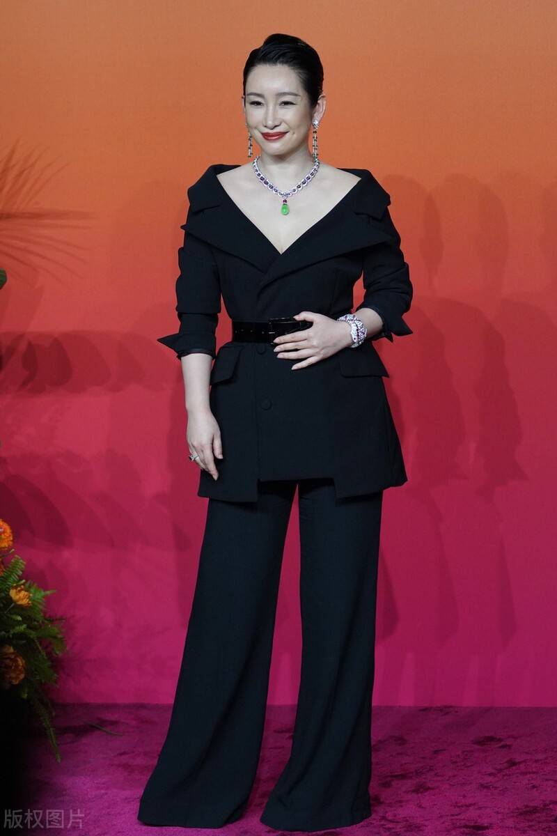 45岁秦海璐秀"少女范",留披肩发穿抹胸裙好又瘦又美,像小姑娘