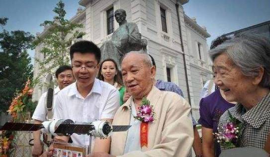 一九四一年,梁思礼十七岁,那年他高中毕业,费了很