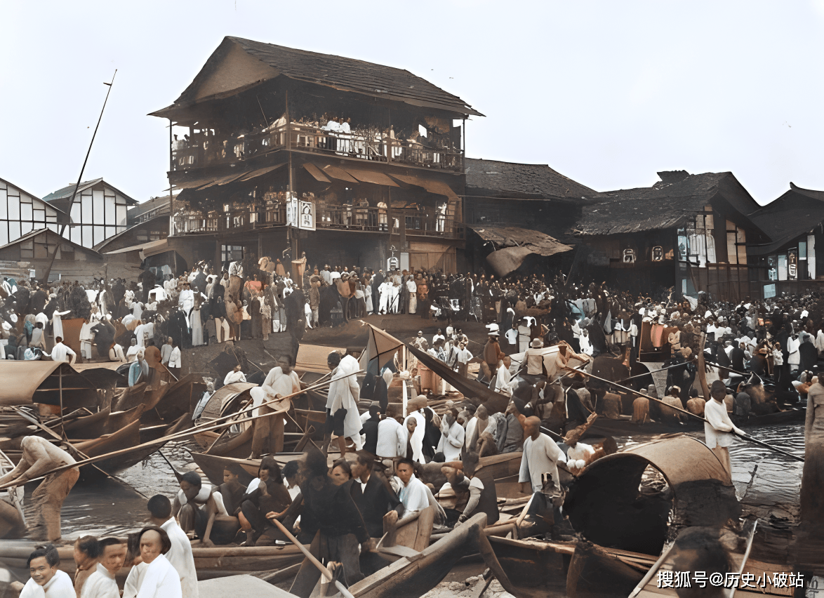 清末彩色老照片:傲骄七品县令;山东巡抚衙门内;湘潭河边赛龙舟