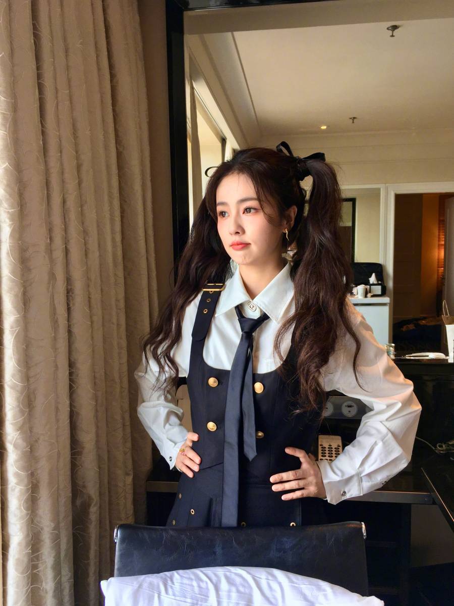 白鹿学院风制服清纯亮相,双马尾造型发量惊人,学姐风范尽显_形象_照片