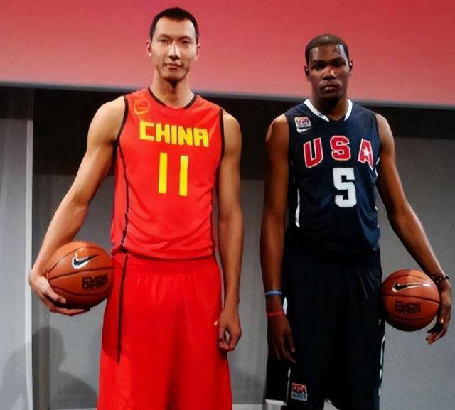 臂展是球场上的trojanhorse,易建联身高2米13,臂展达到2米22,堪称抢眼