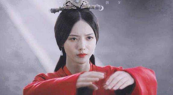 皇帝下令处死皇后,为何要将皇后披头散发,以糠塞口下葬?