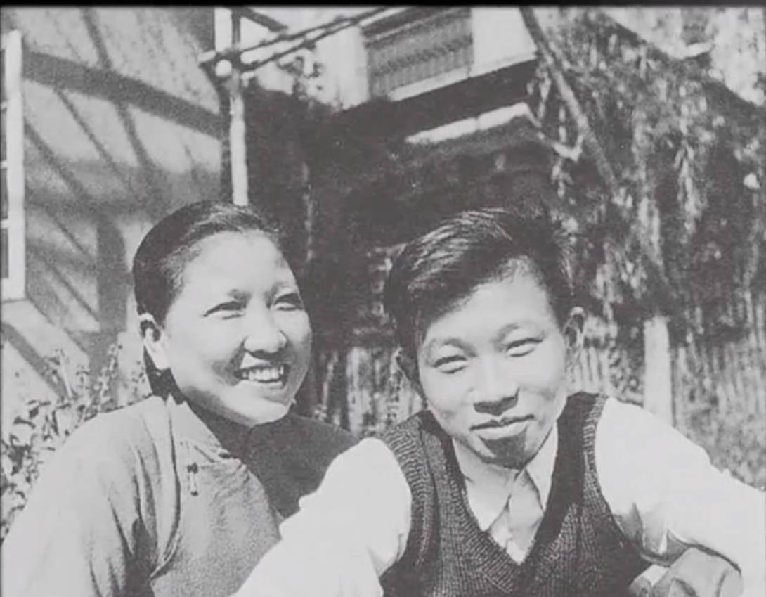 傅雷的家规极为严格,家里的暖瓶壶把必须一律朝向右边,灌水要从排尾的