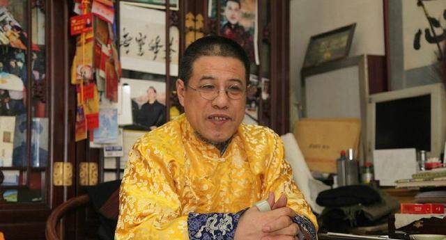 满清皇族后裔乾隆七代孙,黄袍加身如帝王般祭祖,场面宏大如穿越