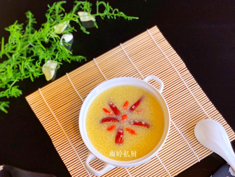 出来的就是"月子粥",北方女人"坐月子",红糖小米粥几乎是天天都要喝的