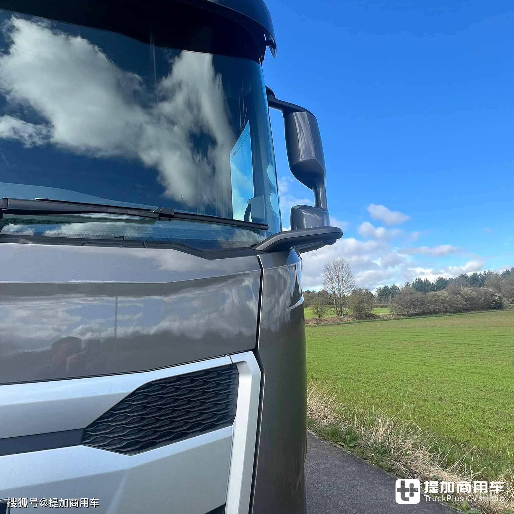 战斗力150吨,配智能内饰 电动卧铺,达夫xg 8x4大件牵引车实拍