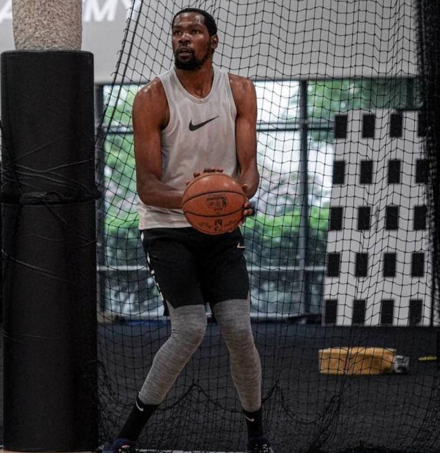 杜兰特罕见现身夜店练投篮,36岁单身无娃引热议