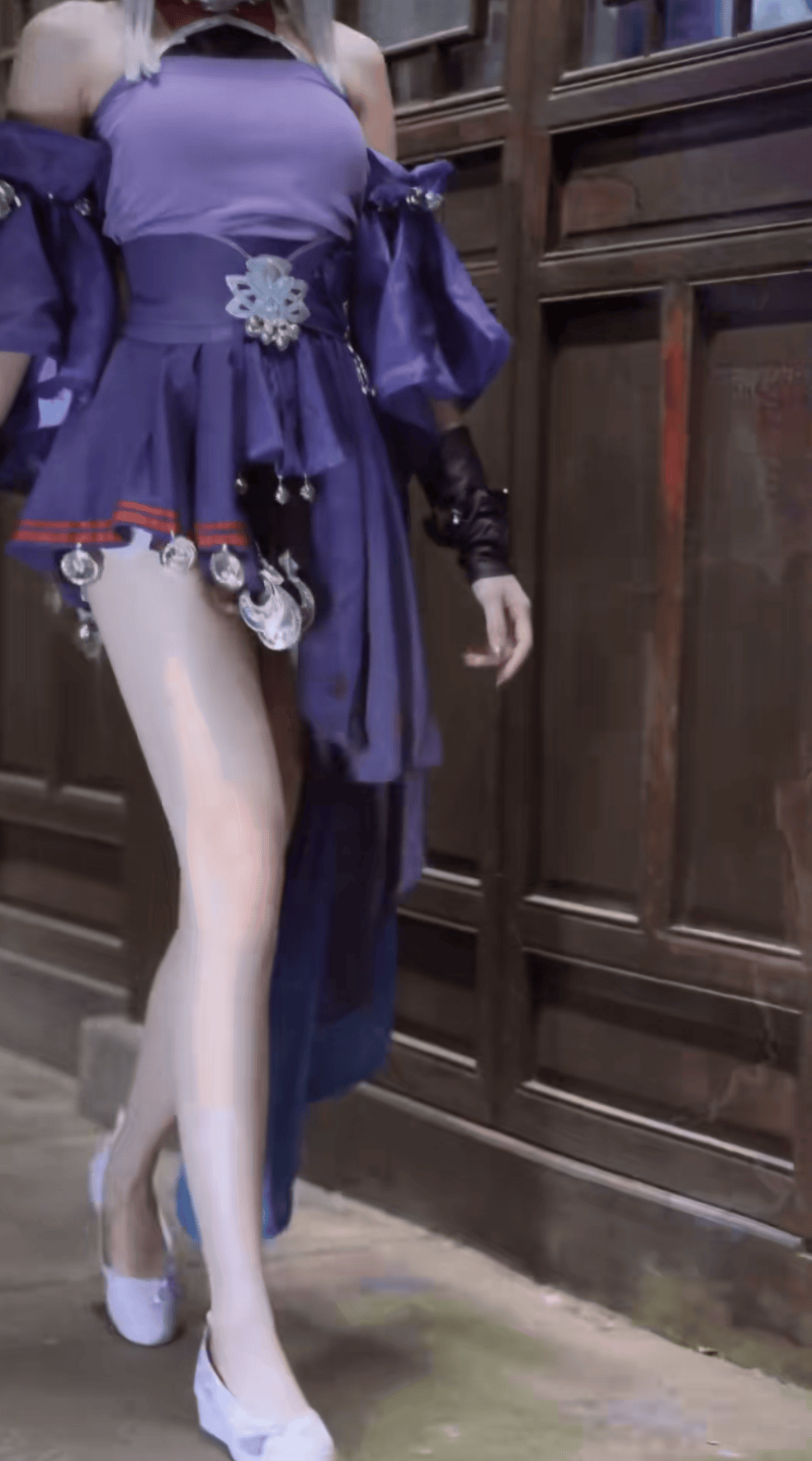 女网红cos小医仙!银发穿上白色吊带太犯规,短裙搭配白丝很性感