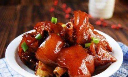 万三十分清楚朱元璋的所思所想,为了保命,沈万三自嘲的说:"这是万三蹄