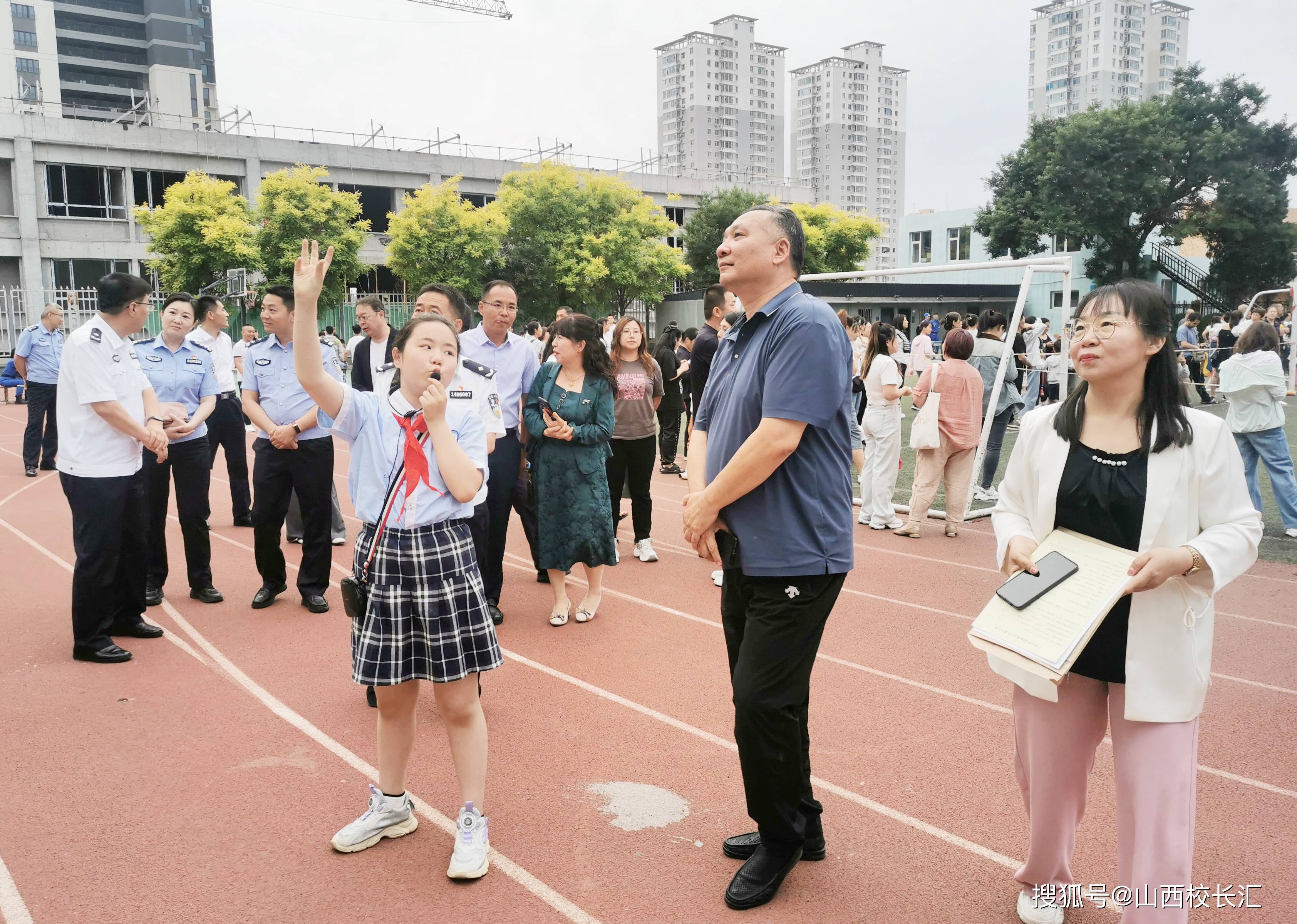 退休不褪色 太原迎泽区仁杰小学退休教师与全校师生共度"六一"