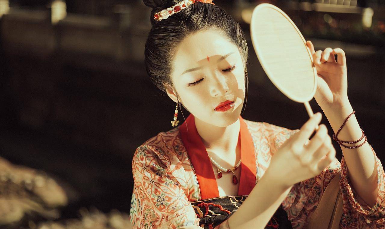 一曲花间曲,数语道尽儿女情,品读花间鼻祖温庭筠的菩萨蛮