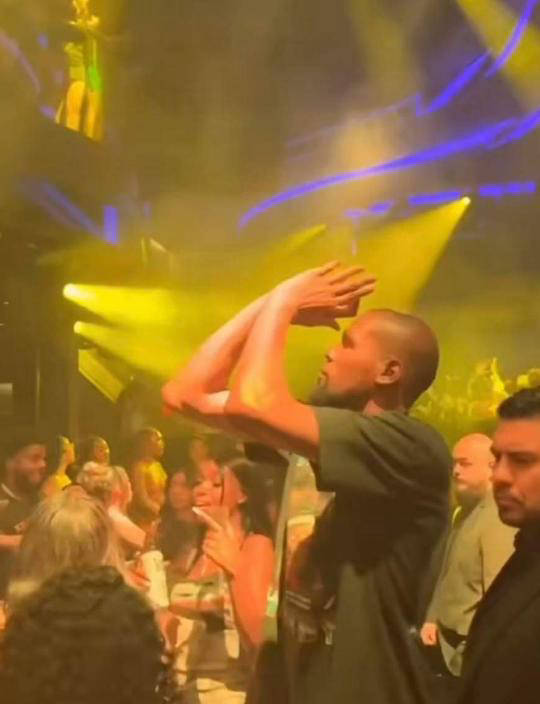 杜兰特夜店露面,专注篮球训练,36岁单身无娃话题延续