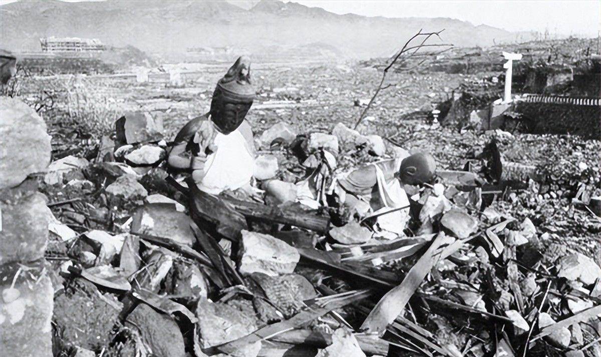 那个原子弹爆炸后,背"亡弟"去火葬场的小男孩,后来怎样了?